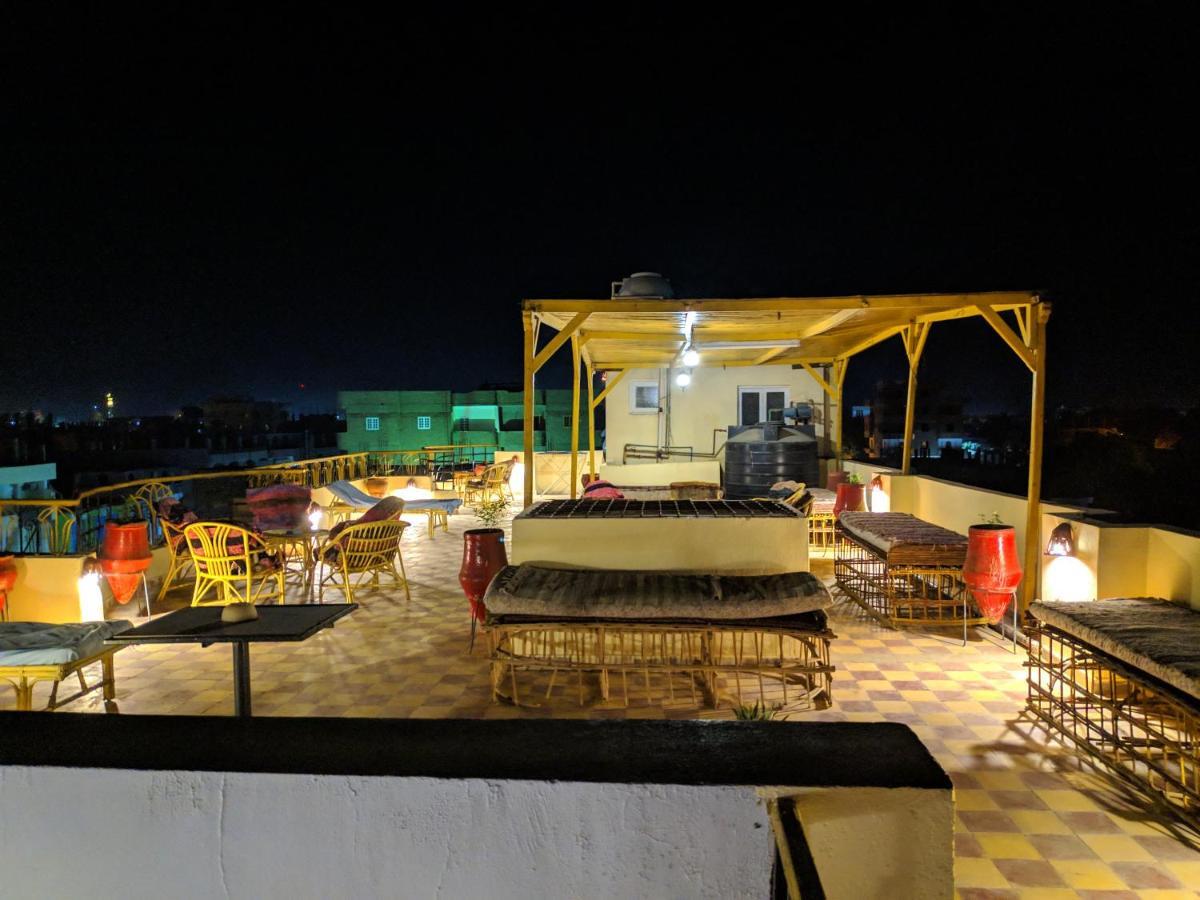 Elphardous Hotel Luxor Kültér fotó