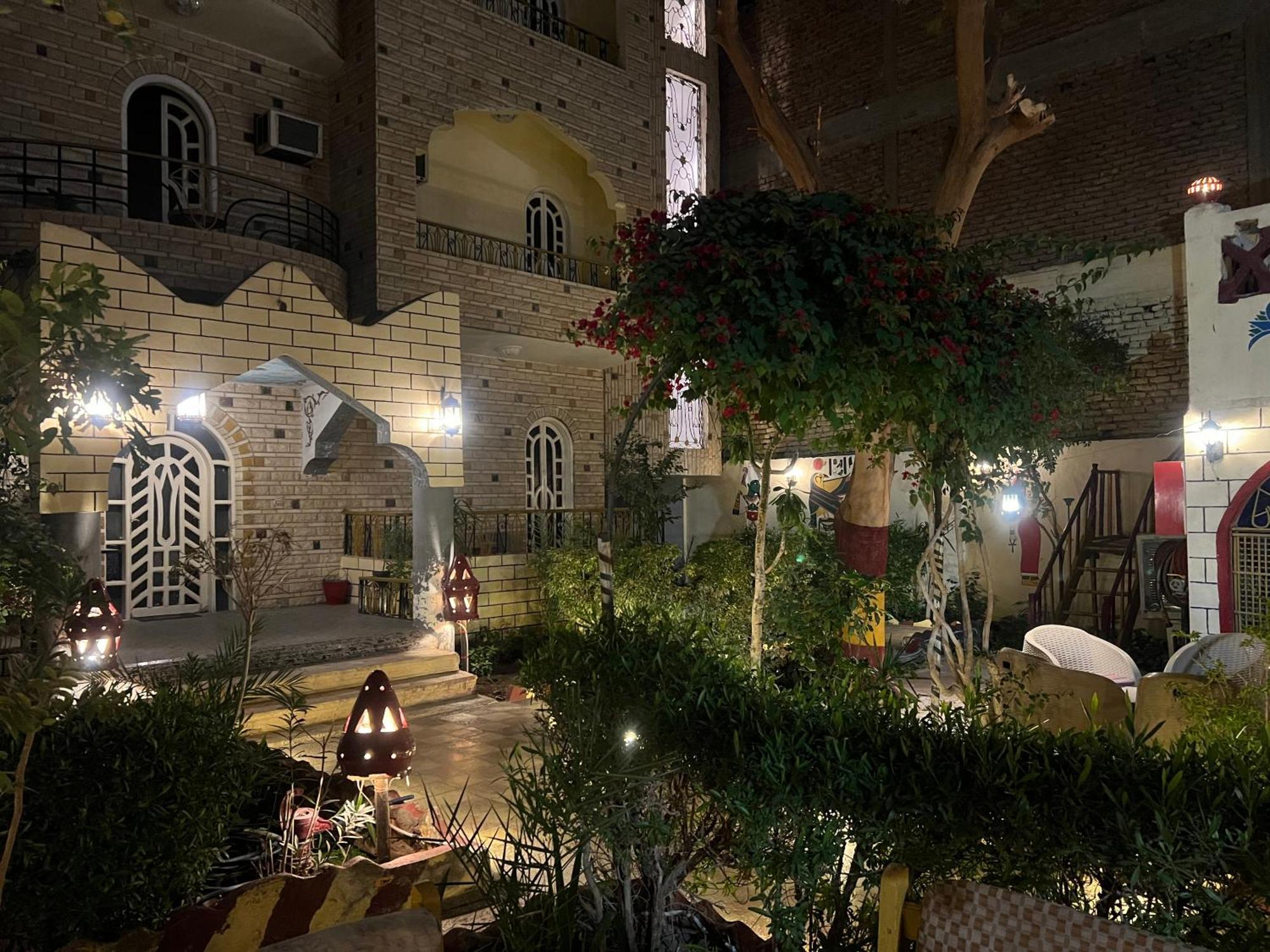 Elphardous Hotel Luxor Kültér fotó