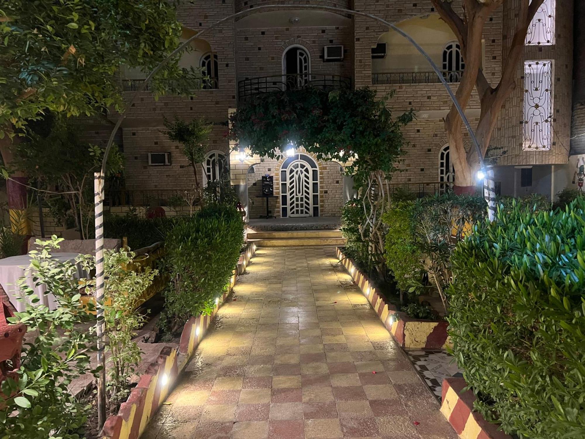 Elphardous Hotel Luxor Kültér fotó