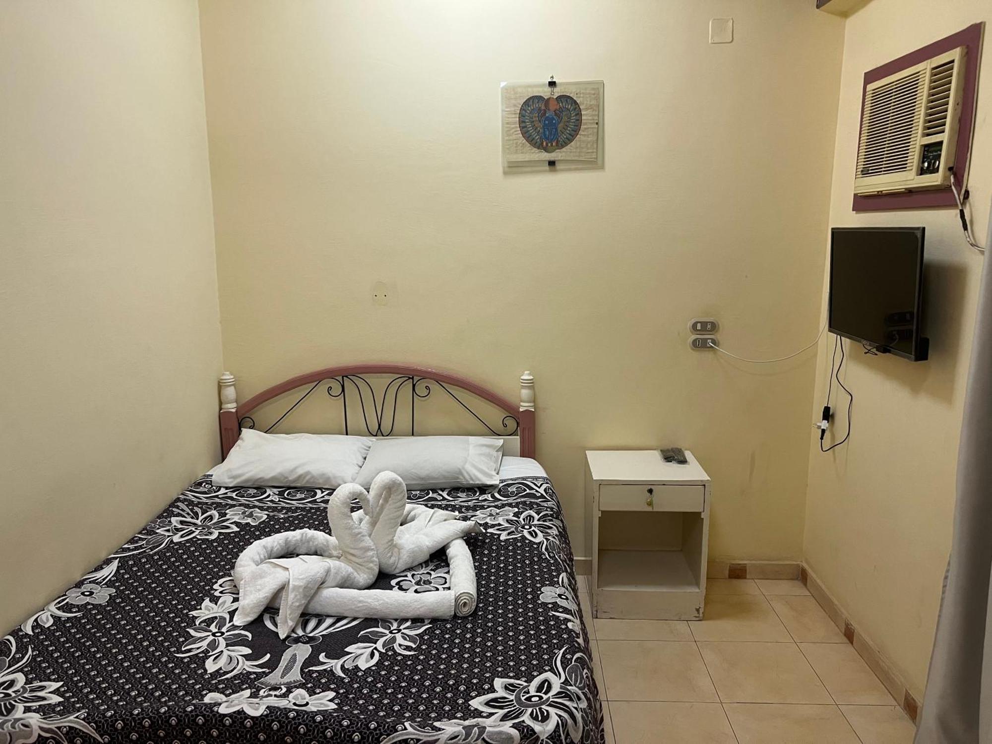 Elphardous Hotel Luxor Kültér fotó